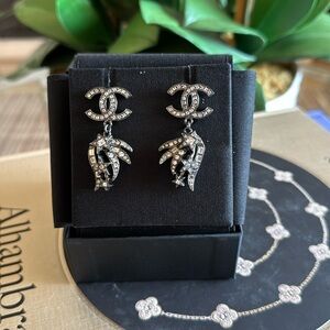 💯 Authentic Chanel Drop Earrings 🩶